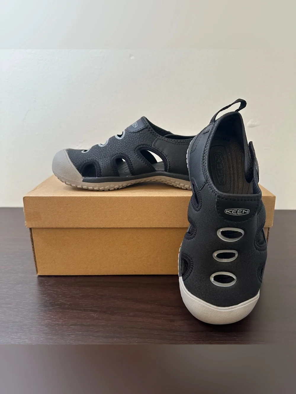 KEEN Stingray Slip-On Sandals Black Gray Hook & Loop Size 2 Unisex Kids New
